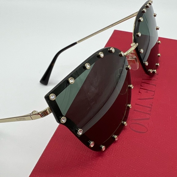 Authentic Valentino Garavani Crystal rockstuds black frame Sunglasses - Picture 14 of 17